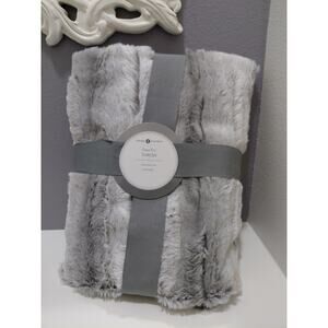 Sleep number faux fur throw Grey and white 50 x 70